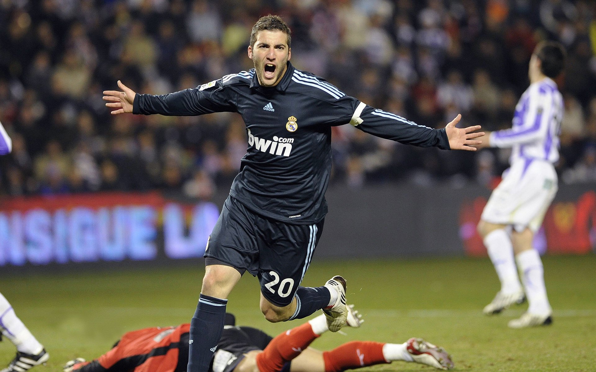 开云平台-蓝色深渊的闪电，贝林厄姆补时绝杀，那不勒斯梦碎欧冠之夜，贝林厄姆补时绝杀！蓝色深渊吞噬那不勒斯欧冠梦